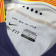 Load image into Gallery viewer, 2015-16 Barcelona Home #8 Iniesta La Liga Full Set | 90% New | L | 2015-16 Barcelona Home #8 Iniesta La Liga Set Authentic ( L ) 
