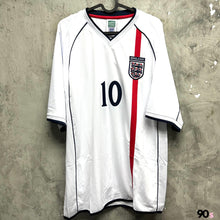 將圖片載入圖庫檢視器 《原裝復刻》2002 英格蘭｜Scoredraw復刻主場｜連復刻印字｜BNWT｜2002 England x Scoredraw Retro Home with Printing( Multiple Sizes )
