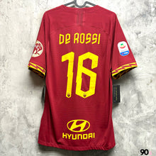 將圖片載入圖庫檢視器 2019-20 羅馬｜主場｜球員版｜#16 迪羅斯｜De Rossi Final Match ｜意甲 Full Set｜BNWT｜L｜2019-20 Roma Home #16 De Rossi Final Serie A Authentic ( L )

