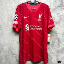 Load image into Gallery viewer, 2021-22 利物浦｜主場｜球員版｜#14 軒達臣｜歐聯 Full Set｜BNWT｜L｜2021-22 Liverpool Home #14 Henderson UCL Set authentic  ( L )
